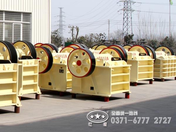 河南紅星顎式破碎機廠家車間一角 河南紅星顎式破碎機廠家車間一角