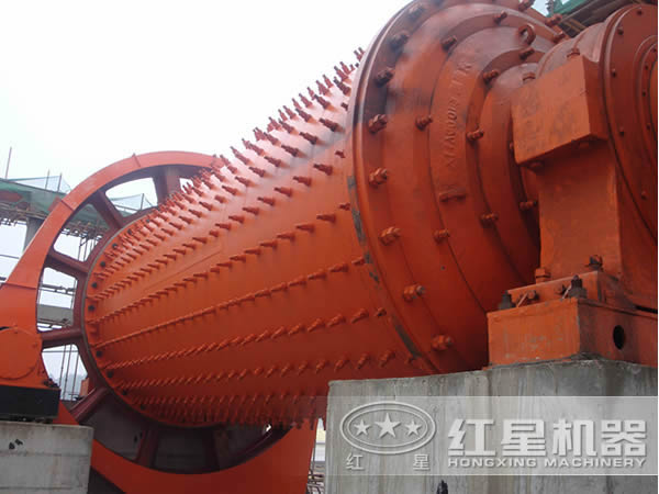 螢石礦球磨機(jī)工作現(xiàn)場 螢石礦球磨機(jī)工作現(xiàn)場