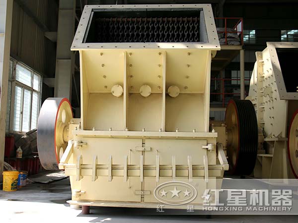 大型石料破碎機正面圖 大型石料破碎機正面圖