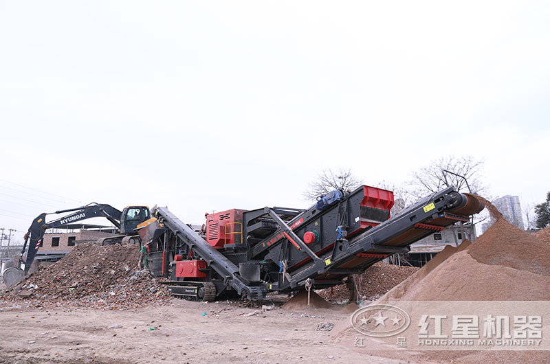 履帶式移動破碎機工作現場圖片