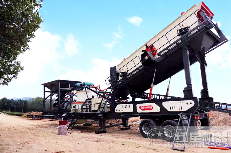 “四合一”移動式人工制砂現場 “四合一”移動式人工制砂現場