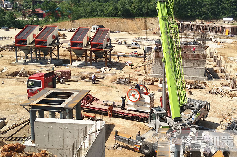 大型固定式破碎設備碎石生產線安裝現場 大型固定式破碎設備碎石生產線安裝現場