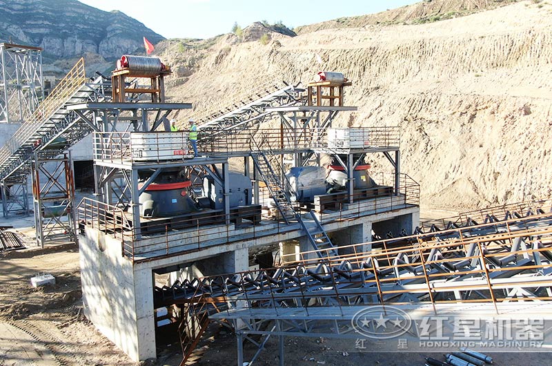 礦石破碎生產(chǎn)線現(xiàn)場(chǎng)圖片