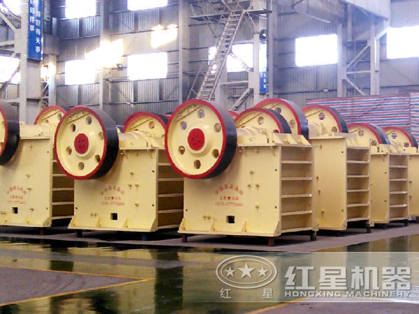 顎式碎石機(jī)生產(chǎn)廠家車(chē)間 顎式碎石機(jī)生產(chǎn)廠家車(chē)間