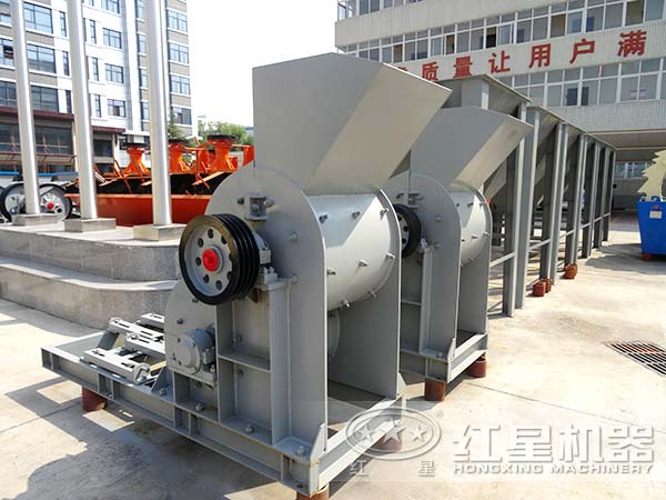 不同角度下的煤渣破碎機(jī) 不同角度下的煤渣破碎機(jī)