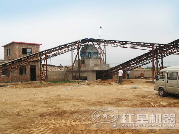 石英石圓錐破碎機(jī)工作現(xiàn)場 石英石圓錐破碎機(jī)工作現(xiàn)場