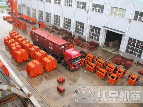 葉臘石粉碎機廠家廠區一角 葉臘石粉碎機廠家廠區一角