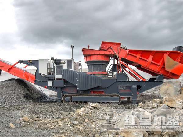 山地作業(yè)中的履帶式移動(dòng)破碎機(jī) 山地作業(yè)中的履帶式移動(dòng)破碎機(jī)