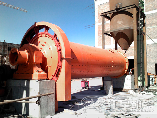 作業中的球磨機設備 作業中的球磨機設備