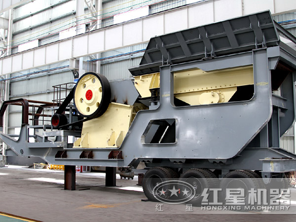 以配置粗碎顎式破碎機為核心設備的河卵石車載流動打石機 以配置粗碎顎式破碎機為核心設備的河卵石車載流動打石機