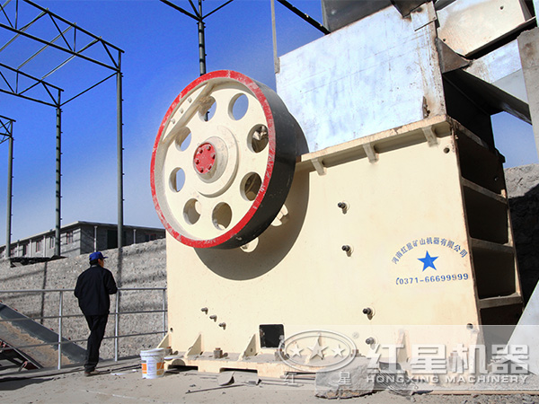 作業(yè)中的鵝卵石PE顎式破碎機(jī) 作業(yè)中的鵝卵石PE顎式破碎機(jī)