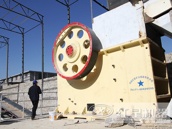 作業中的新一代PE系列顎式破碎機 作業中的新一代PE系列顎式破碎機