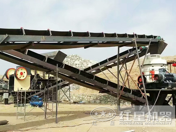 花崗巖制砂生產(chǎn)線(xiàn)施工現(xiàn)場(chǎng)一角 花崗巖制砂生產(chǎn)線(xiàn)施工現(xiàn)場(chǎng)一角