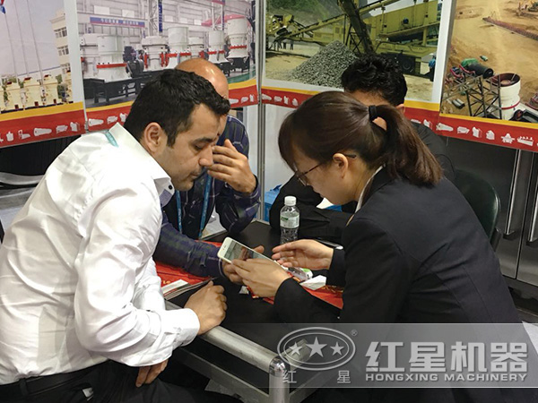 產(chǎn)品經(jīng)理正在為預(yù)約來廠客戶做詳細(xì)講解 產(chǎn)品經(jīng)理正在為預(yù)約來廠客戶做詳細(xì)講解