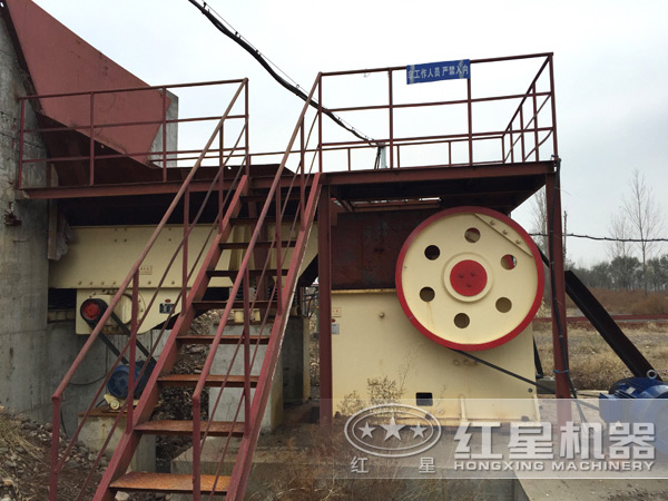 河卵石顎式破碎機作業現場 河卵石顎式破碎機作業現場