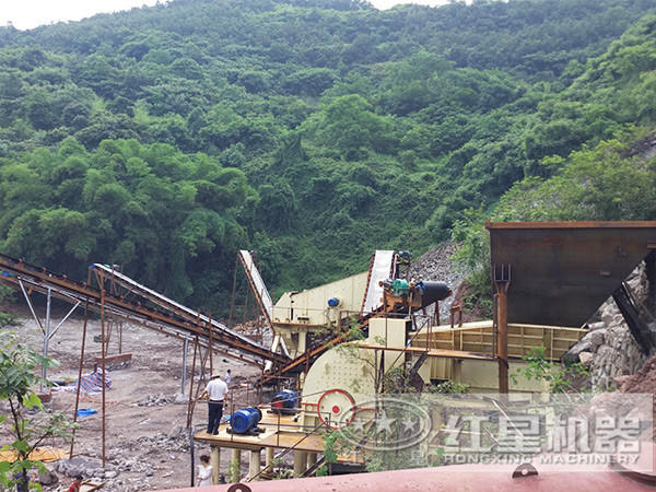 錘式打砂機作業現場 錘式打砂機作業現場