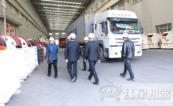 王廠長一行來紅星車間考察 王廠長一行來紅星車間考察