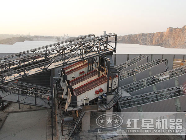 砂石生產(chǎn)線(xiàn)現(xiàn)場(chǎng)一角 砂石生產(chǎn)線(xiàn)現(xiàn)場(chǎng)一角