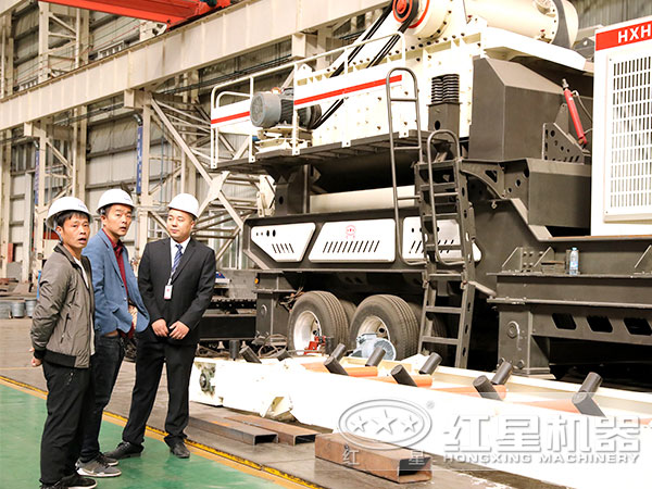 用戶來紅星考察移動破碎車 用戶來紅星考察移動破碎車