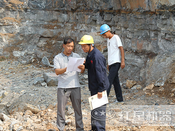 紅星技術人員現場為用戶指導 紅星技術人員現場為用戶指導