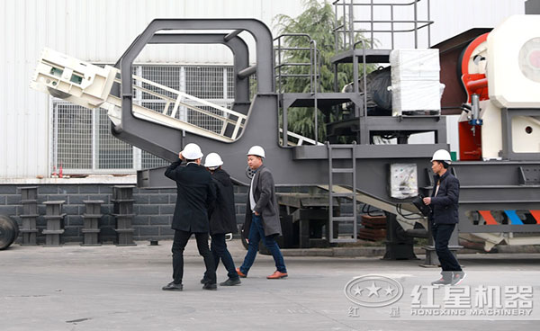 用戶來廠參觀考察移動打砂機 用戶來廠參觀考察移動打砂機