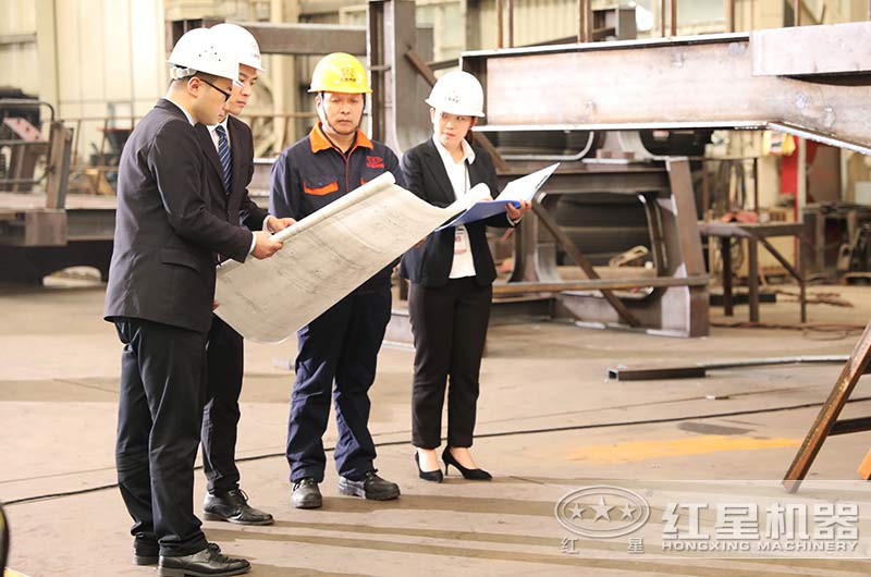 流動(dòng)磕石機(jī)生產(chǎn)車間 流動(dòng)磕石機(jī)生產(chǎn)車間