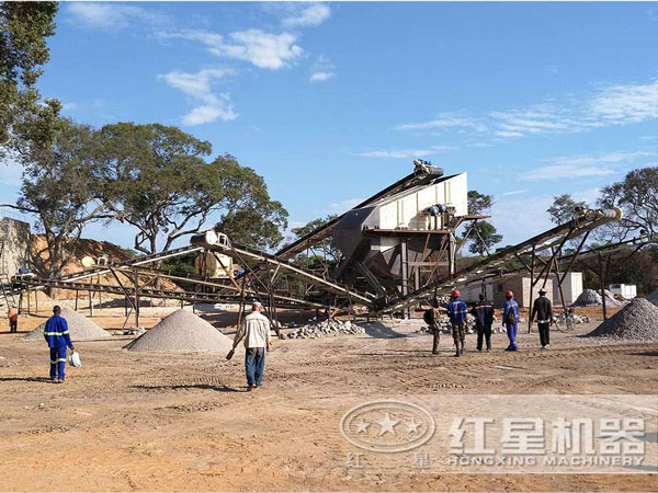 生產(chǎn)多規(guī)格成品的環(huán)保移動(dòng)破碎機(jī)現(xiàn)場(chǎng) 生產(chǎn)多規(guī)格成品的環(huán)保移動(dòng)破碎機(jī)現(xiàn)場(chǎng)