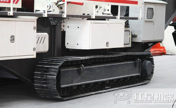 底盤采用抓地力強的履帶式 底盤采用抓地力強的履帶式