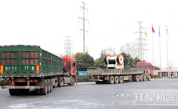 紅星粗碎石料的鄂式破石機發往破碎場地 紅星粗碎石料的鄂式破石機發往破碎場地