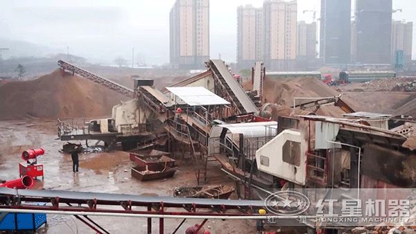 配有除塵設備的小型移動軋石機破碎現場 配有除塵設備的小型移動軋石機破碎現場