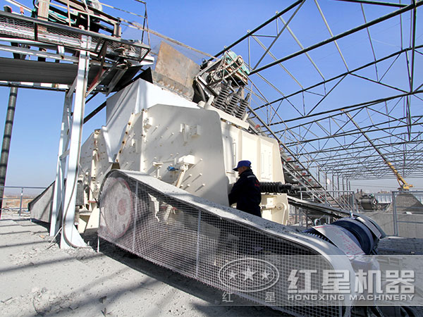 紅星技術(shù)經(jīng)理為用戶進(jìn)行現(xiàn)場(chǎng)指導(dǎo) 紅星技術(shù)經(jīng)理為用戶進(jìn)行現(xiàn)場(chǎng)指導(dǎo)