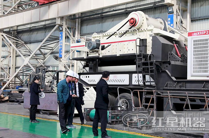 紅星機器技術經理陪同山西用戶參觀移動粉碎設備 紅星機器技術經理陪同山西用戶參觀移動粉碎設備