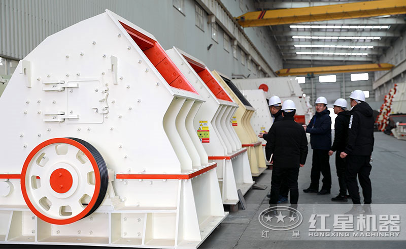 用戶來廠參觀一次成型的錘式破碎機 用戶來廠參觀一次成型的錘式破碎機