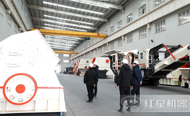 用戶來廠參觀混凝土破碎機 用戶來廠參觀混凝土破碎機