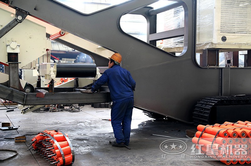 紅星技術工人正在認真組裝移動破機架 紅星技術工人正在認真組裝移動破機架