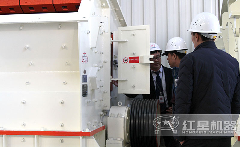 紅星技術經理陪同用戶參觀考察反擊破碎機 紅星技術經理陪同用戶參觀考察反擊破碎機