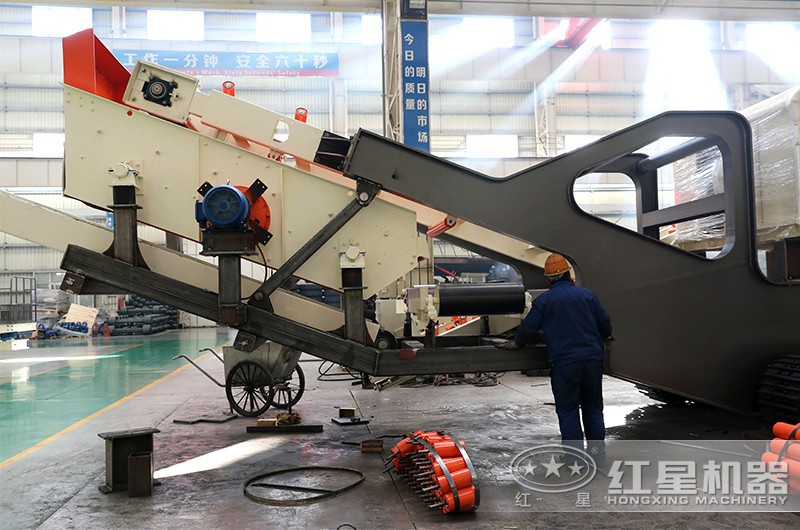 正在組裝篩分機的紅星技術工人 正在組裝篩分機的紅星技術工人