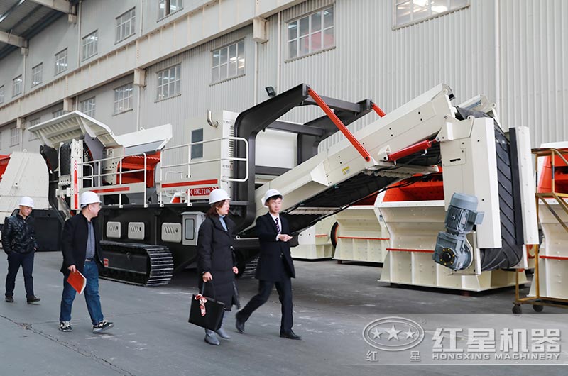 山東用戶來廠參觀履帶式移動破碎石子機 山東用戶來廠參觀履帶式移動破碎石子機