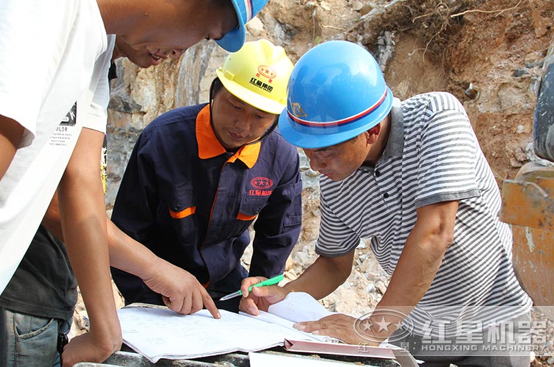 紅星技術人員現場勘查環境和石料為用戶設計生產流程 紅星技術人員現場勘查環境和石料為用戶設計生產流程