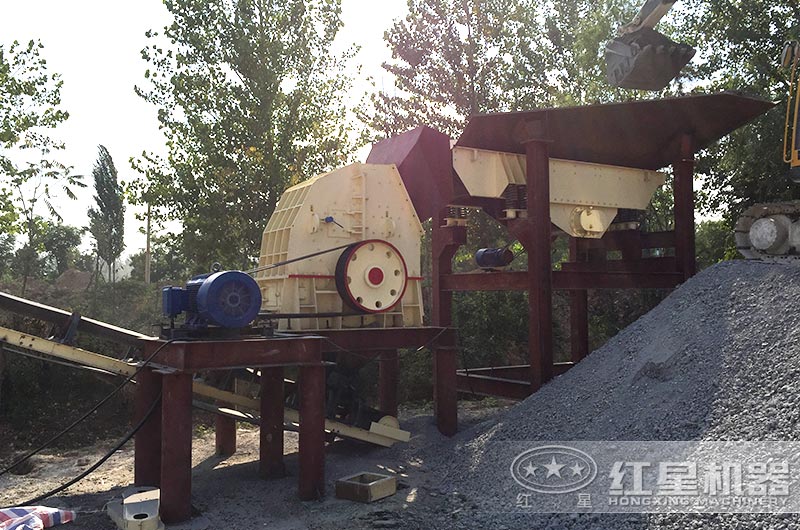 小型錘式打石機(jī)生產(chǎn)現(xiàn)場 小型錘式打石機(jī)生產(chǎn)現(xiàn)場