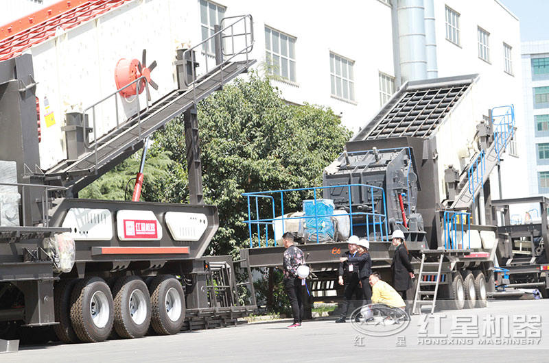 技術經理陪山東用戶認真考察移動設備 技術經理陪山東用戶認真考察移動設備