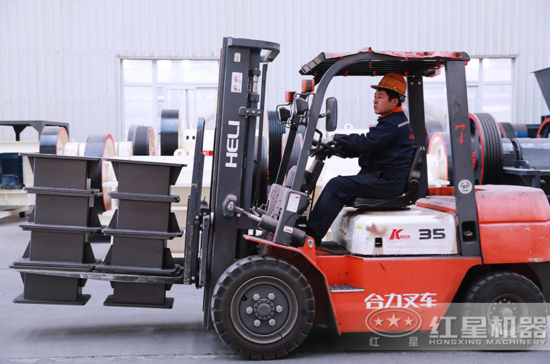 紅星技術嫻熟的生產工人在認真作業 紅星技術嫻熟的生產工人在認真作業