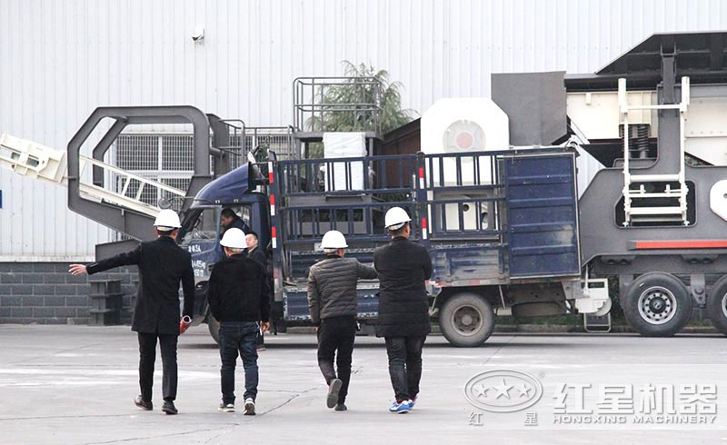 技術經理陪同用戶參觀紅星移動式破碎磕沙機 技術經理陪同用戶參觀紅星移動式破碎磕沙機