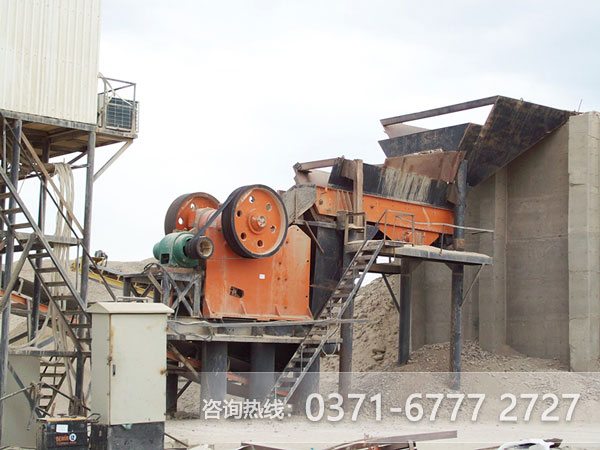 河南紅星鋁礦石顎式破碎機作業客戶現場 河南紅星鋁礦石顎式破碎機作業客戶現場