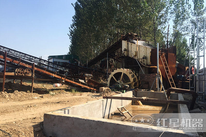 洗砂機與沉淀池配合作業(yè)現(xiàn)場 洗砂機與沉淀池配合作業(yè)現(xiàn)場