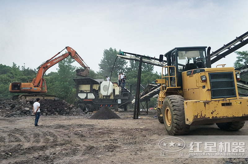 移動式煤炭粉碎機碎煤加工現場 移動式煤炭粉碎機碎煤加工現場