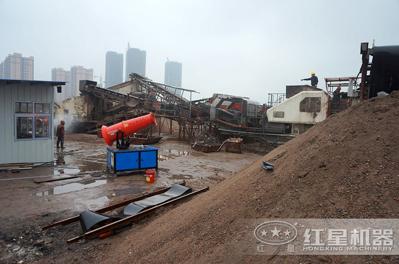 配置噴淋裝置的移動石子破碎機生產現場 配置噴淋裝置的移動石子破碎機生產現場