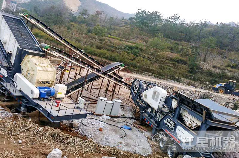 時(shí)產(chǎn)200噸青石移動(dòng)破碎生產(chǎn)線現(xiàn)場(chǎng) 時(shí)產(chǎn)200噸青石移動(dòng)破碎生產(chǎn)線現(xiàn)場(chǎng)