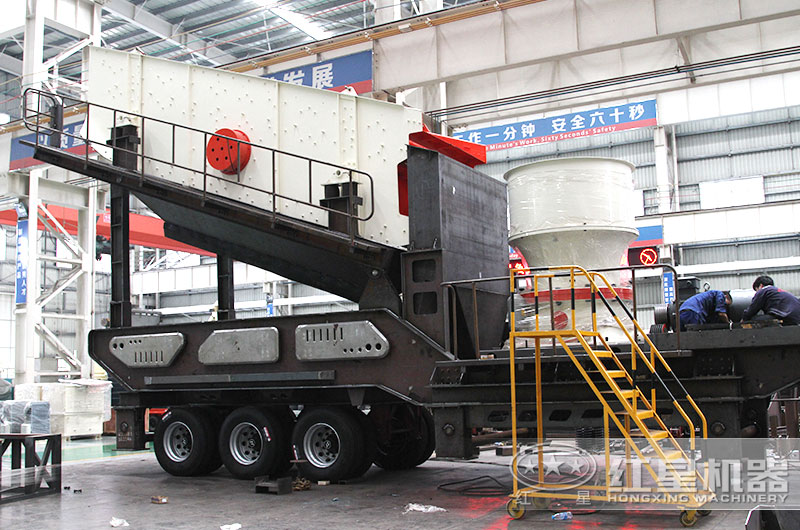 紅星技術(shù)工人正在認真組裝設備 紅星技術(shù)工人正在認真組裝設備