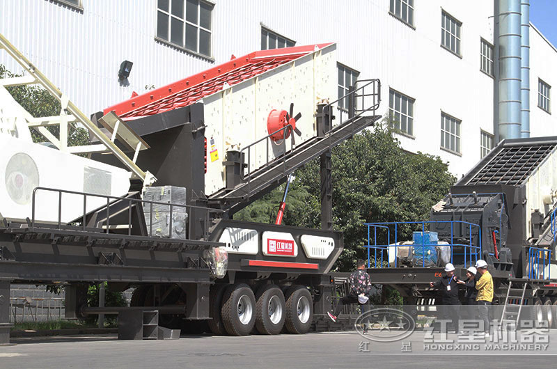 紅星技術(shù)經(jīng)理在耐心為來廠用戶講解相關問題 紅星技術(shù)經(jīng)理在耐心為來廠用戶講解相關問題